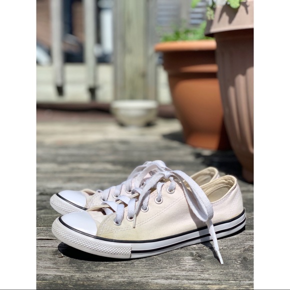 ✨4/$24✨ low top light pink converse all stars - Picture 2 of 7